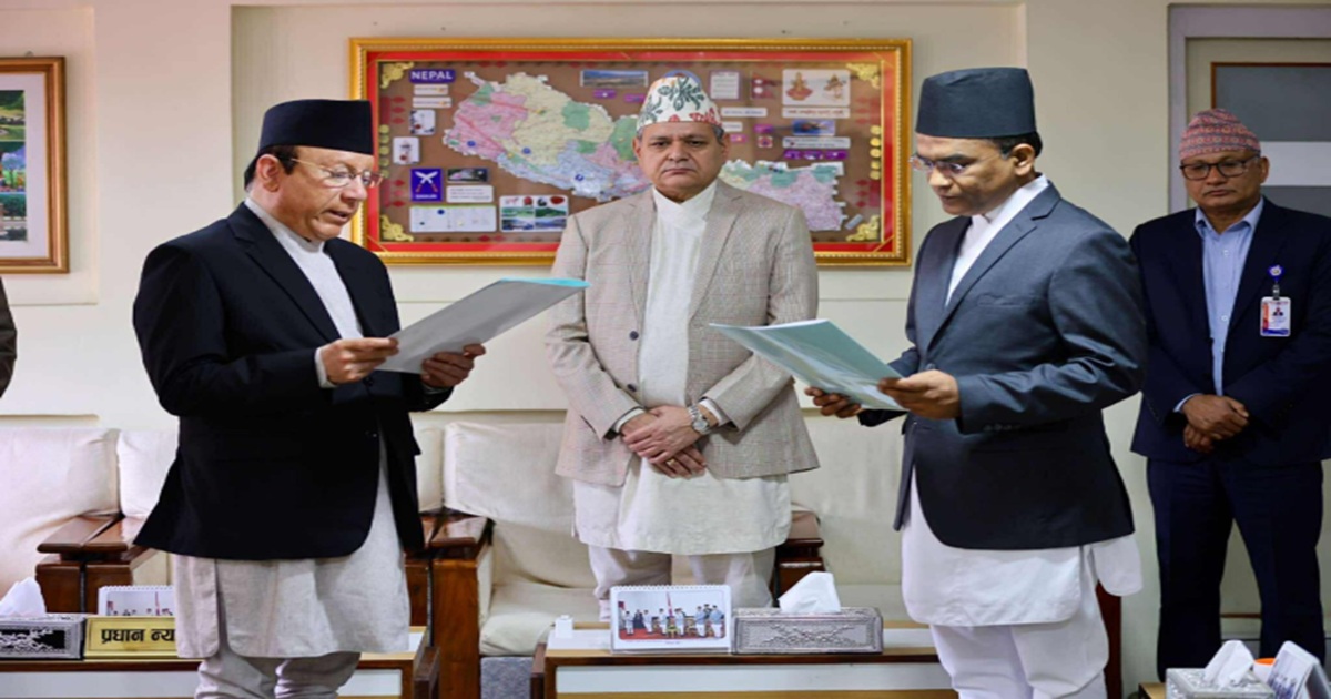 गभर्नर विश्वनाथ  पौडेलले पदभार ग्रहणसँगै शपथ लिए