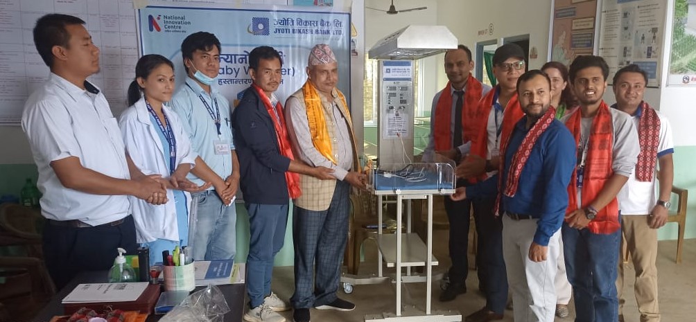 ज्योति विकास बैंकले गर्यो धादिङको नेत्रावती डबजोङ अस्पताललाई बेबी वार्मर प्रदान
